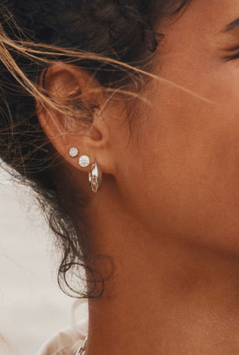 Kendra Scott Mikki Metal Huggie Earrings in Silver